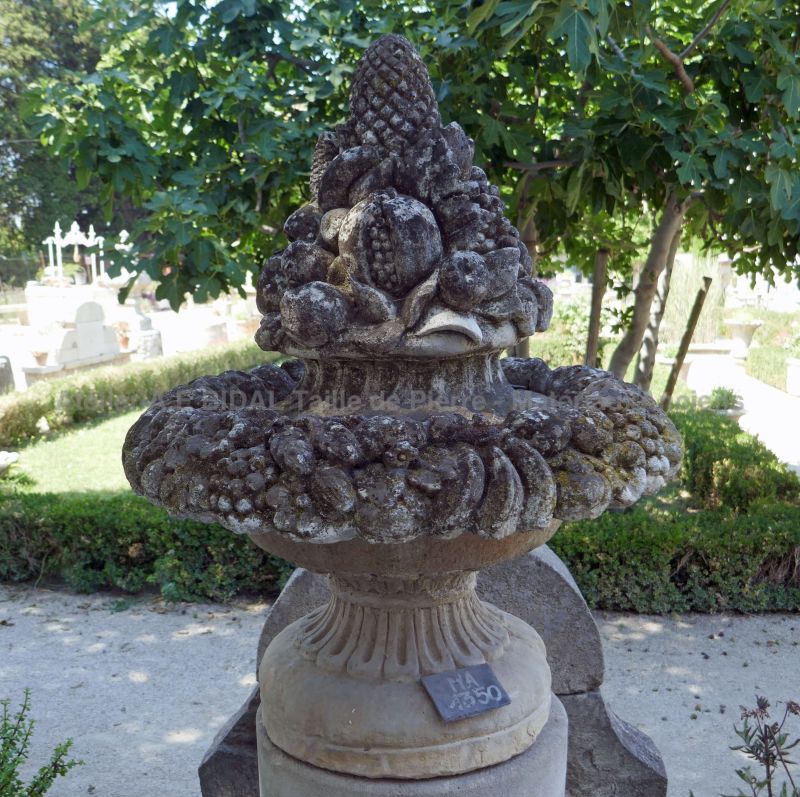 Vase ancien sur socle avec chapeau amovible.