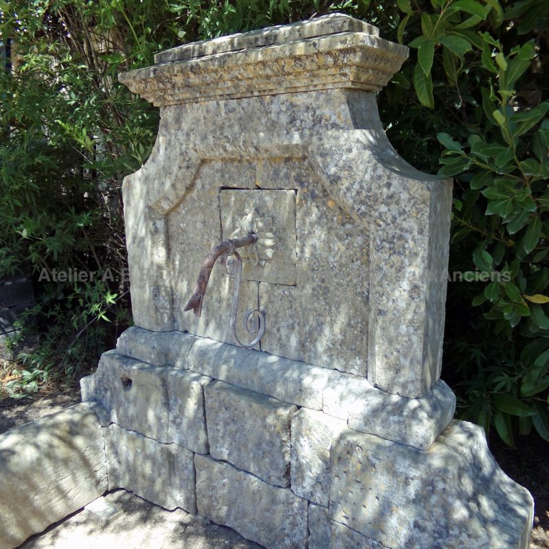 Provençal fountain in old stones for sale at Atelier Alain BIDAL (Provence)