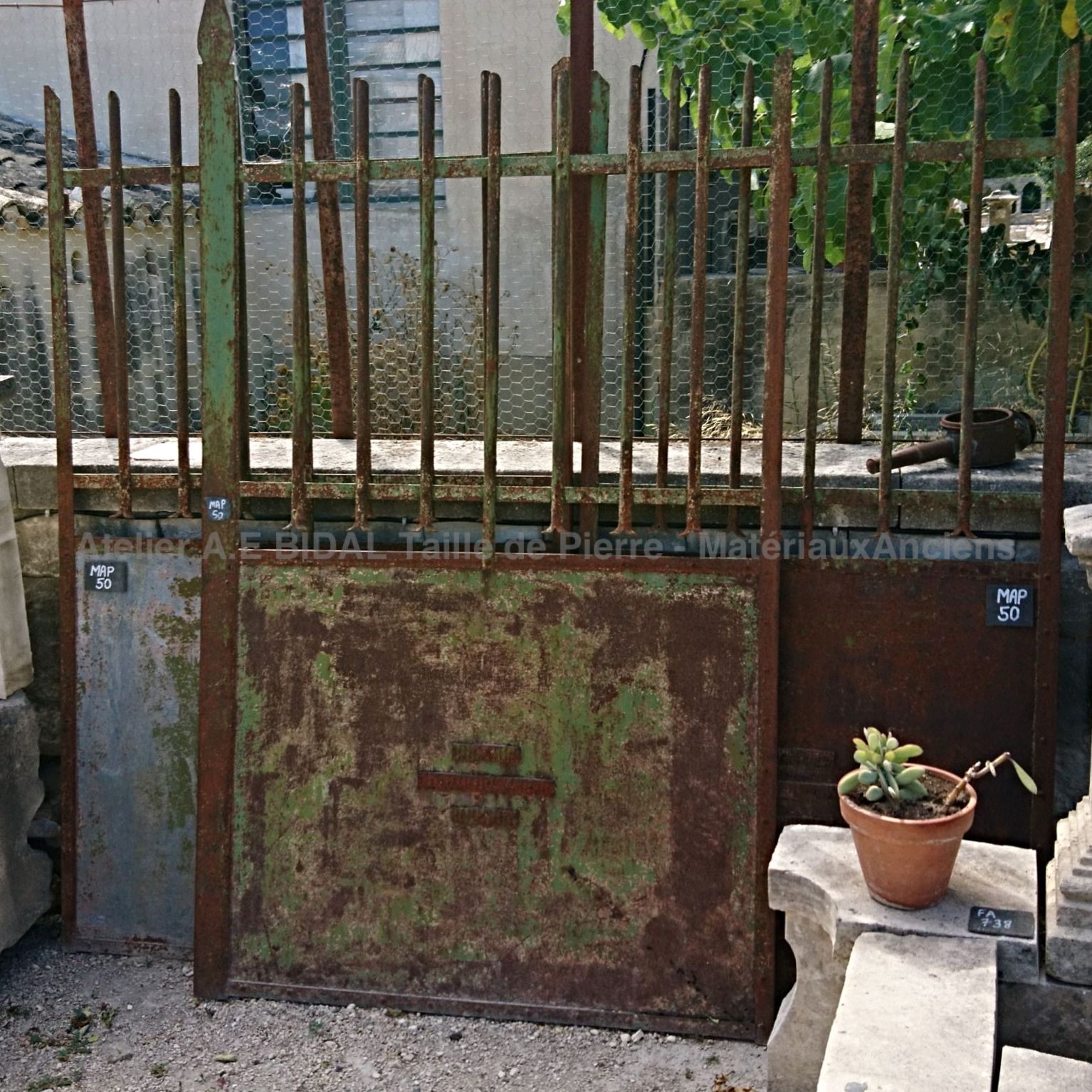 Portail ancien - un portail ancien avec triple vantaux qui ne sont pas de taille identiques.