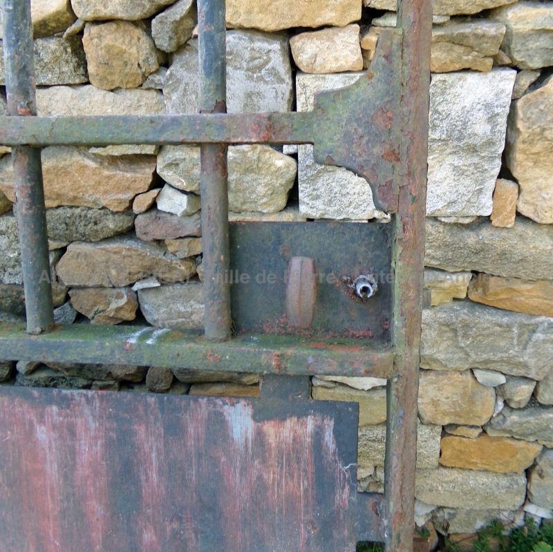 Lourd portail ancien en fer forgé - Atelier Alain BIDAL (Provence)