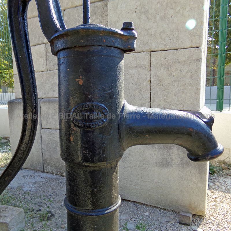 Pompe manuelle rétro : une belle pompe à eau en fonte ancienne noire - Atelier Alain BIDAL (Provence)
