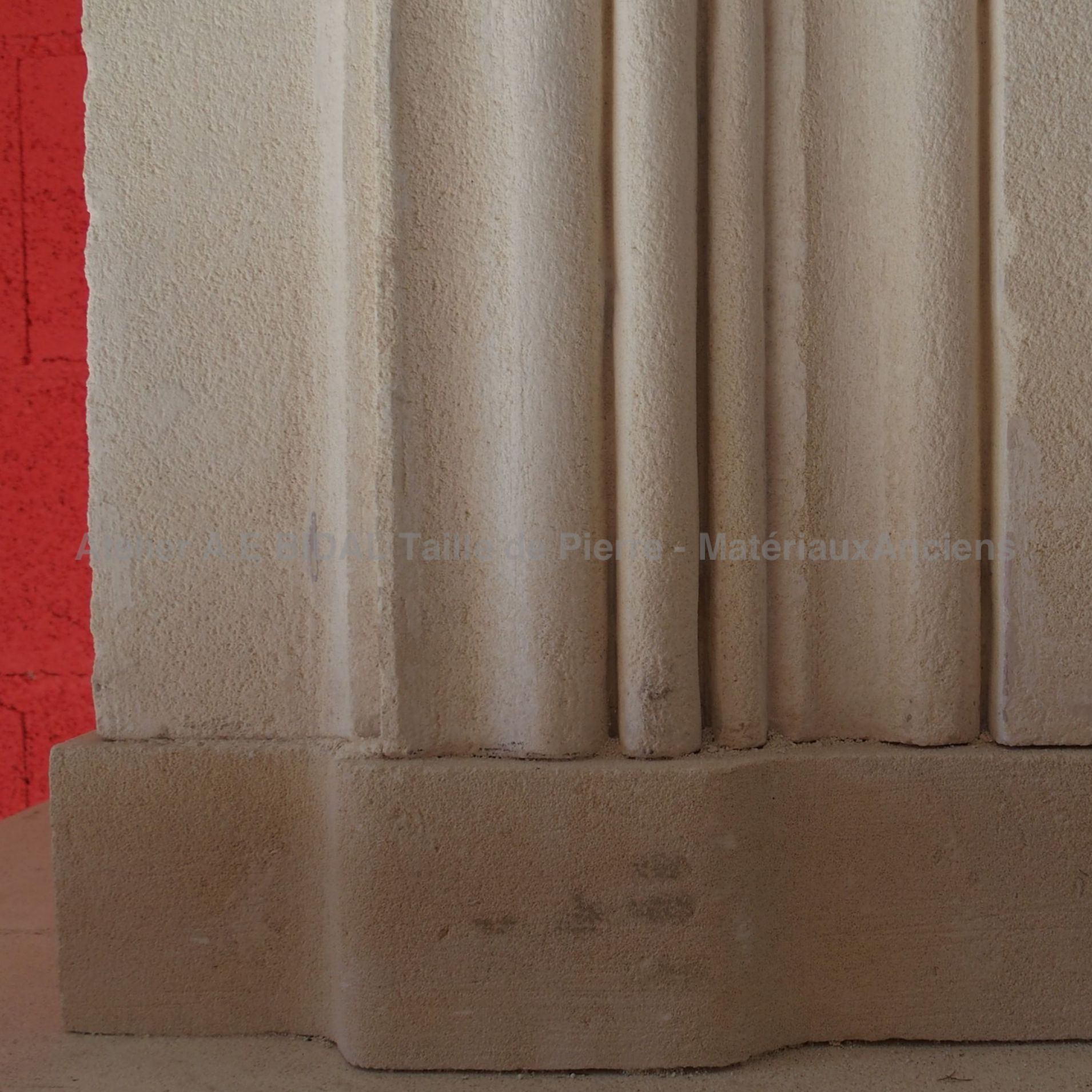 Superbe cheminée ancienne en pierre - une cheminée 19ème siècle.