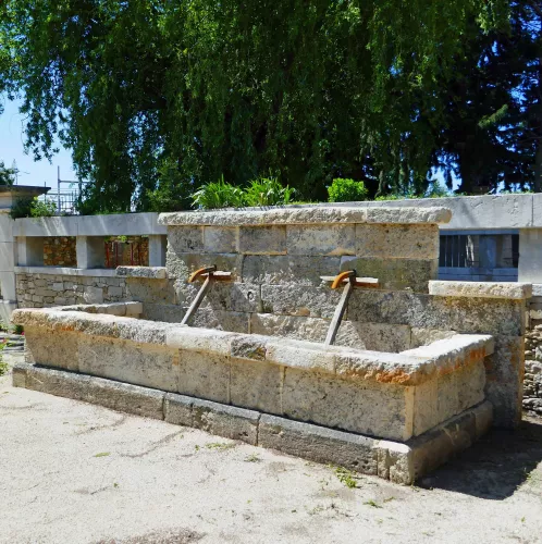 Grande fontaine murale en pierres anciennes : fontaine de jardin ancienne par Alain BIDAL Matériaux Anciens en Provence.