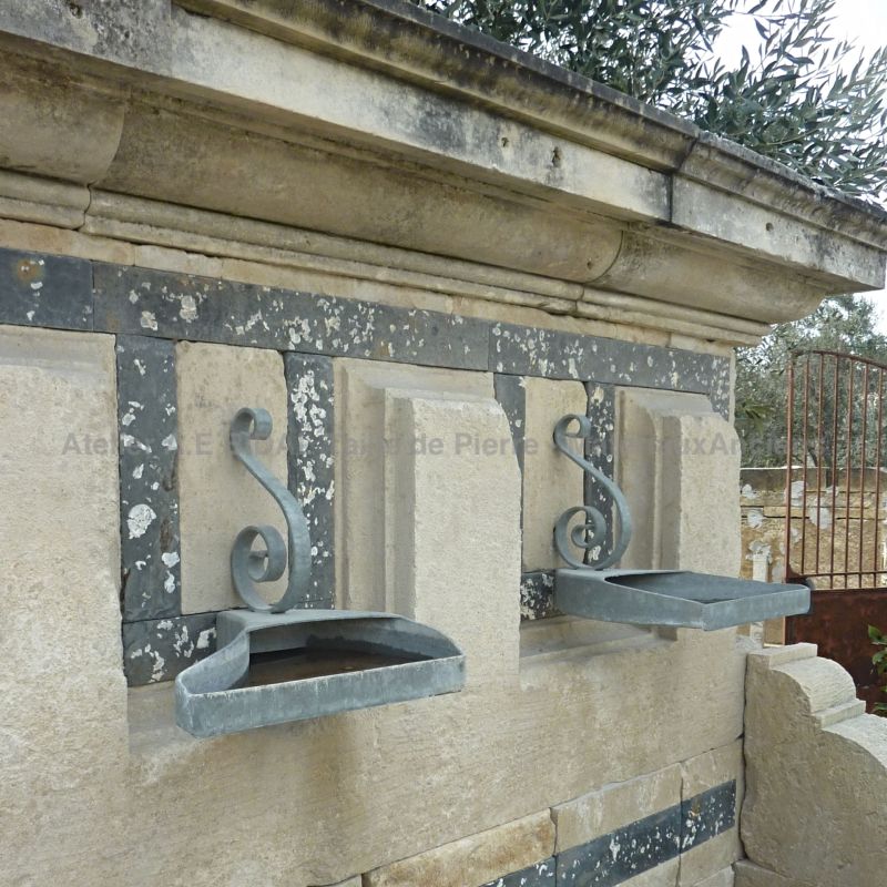 Fontaine de Provence en vieilles pierres | Une fontaine en pierre à vendre chez les matériaux anciens Alain Bidal.