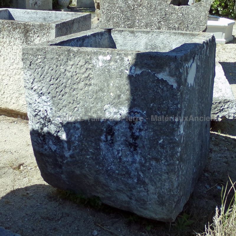 Large bac ancien en pierre patinée : bac étanche en pierre - Atelier Alain BIDAL (Provence)