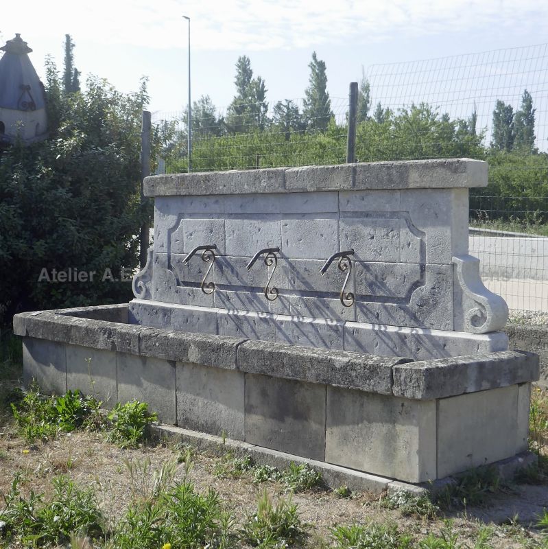 Garden fountain with pediment featuring 3 wrought iron water outlets : Atelier Alain BIDAL, Provence