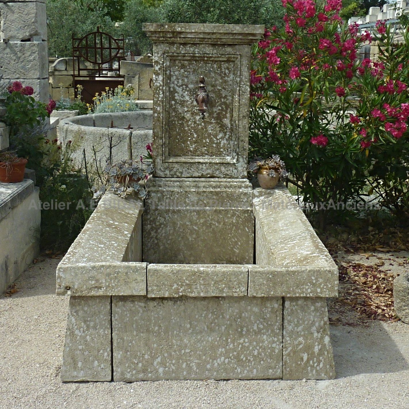 Arrange and beautify your garden with a fountain in old stones from Bidal.