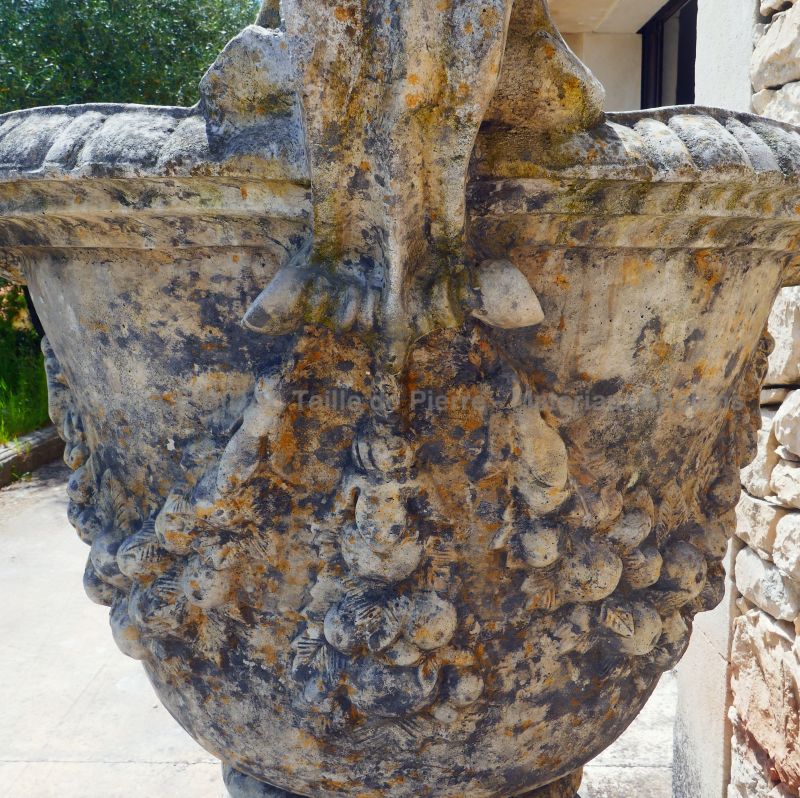 Paire de vases de jardin avec support en pierre patinée par Les Matériaux Anciens en Provence Alain BIDAL