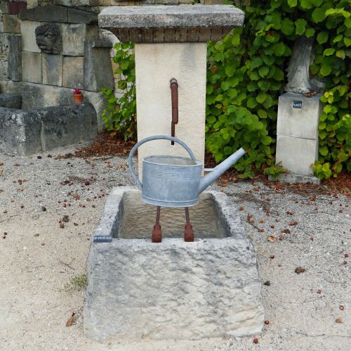 Petite fontaine d'extérieur : une fontaine pour terrasse ou fontaine pour jardin aux dimensions modestes.