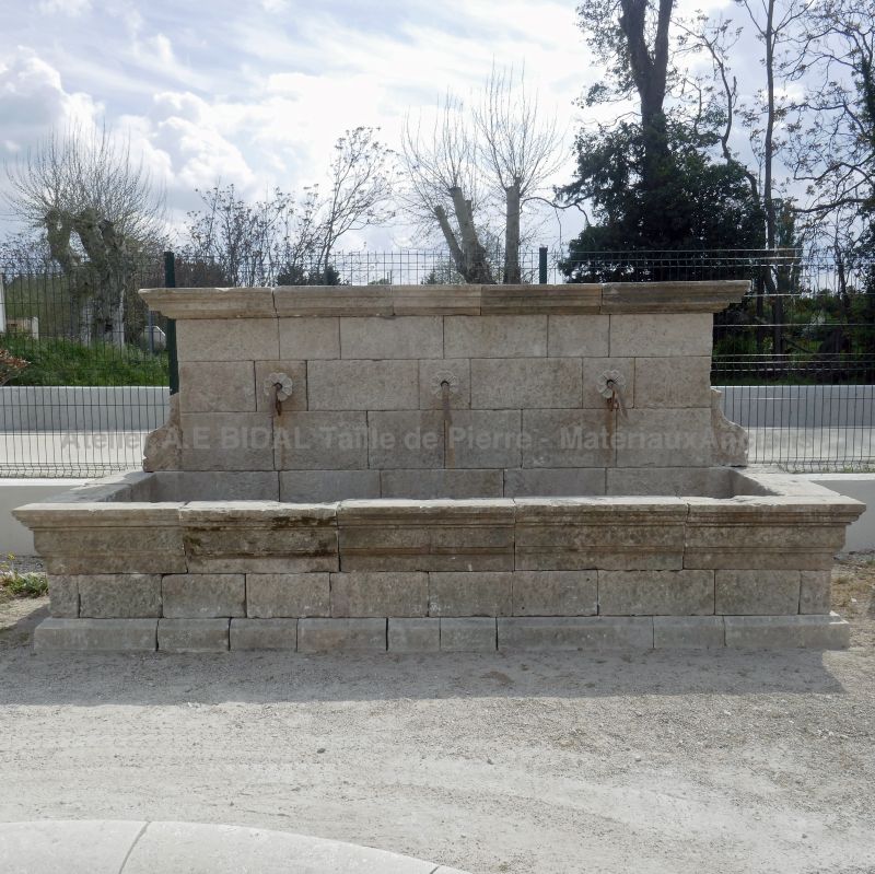 Long garden fountain in reclaimed old stone : an elegant fountain from Alain BIDAL, Provence
