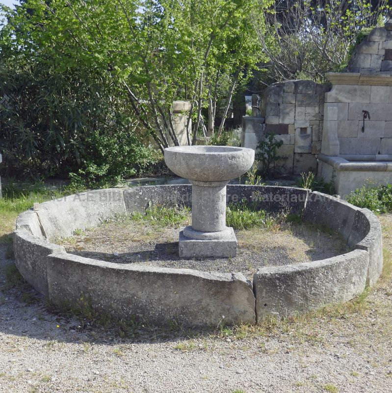 Ancien bassin en vieilles pierres pour jardin - Alain BIDAL Matériaux Anciens en Provence.