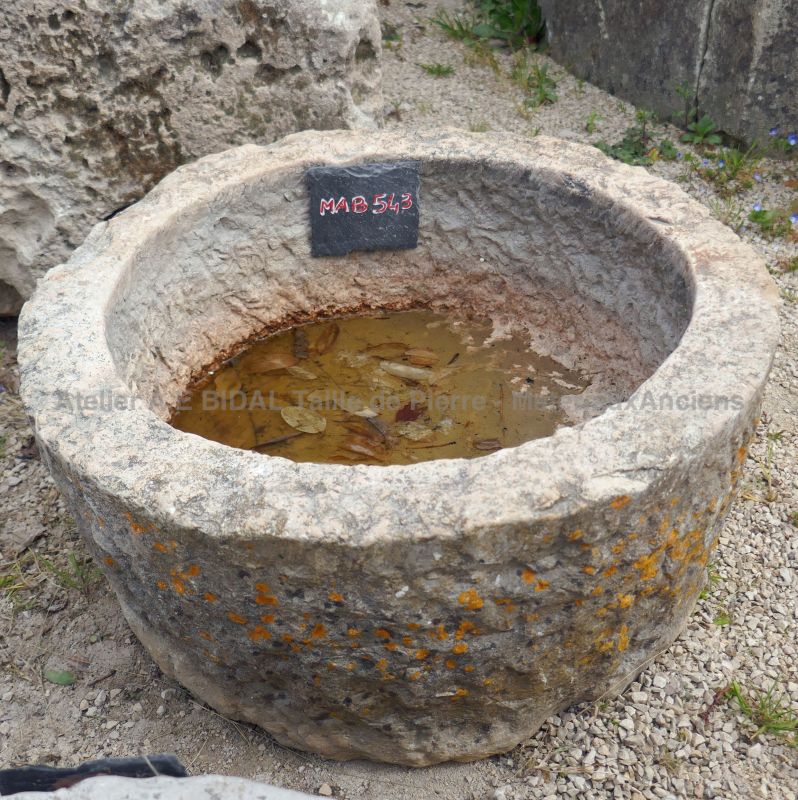Ancien bac rond en pierre dure comme jardinière rustique et robuste - Les Matériaux Anciens en Provence Alain BIDAL