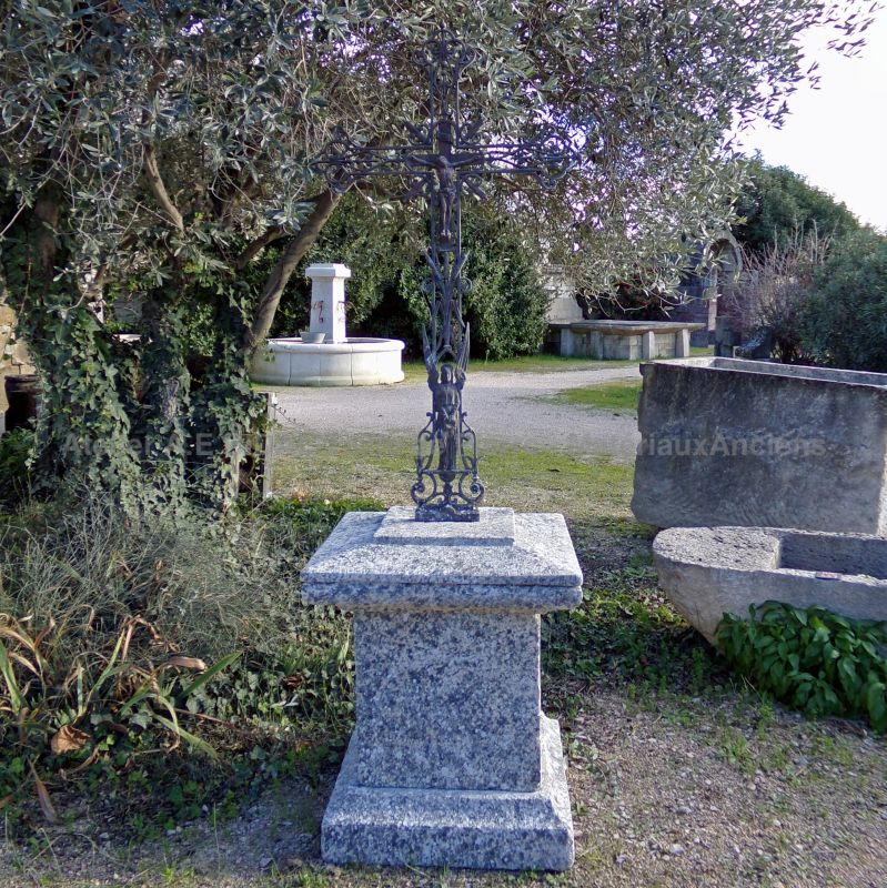 Croix du 19ème en fonte de fer : croix sur socle en pierre en vente en Provence (Atelier Alain BIDAL)