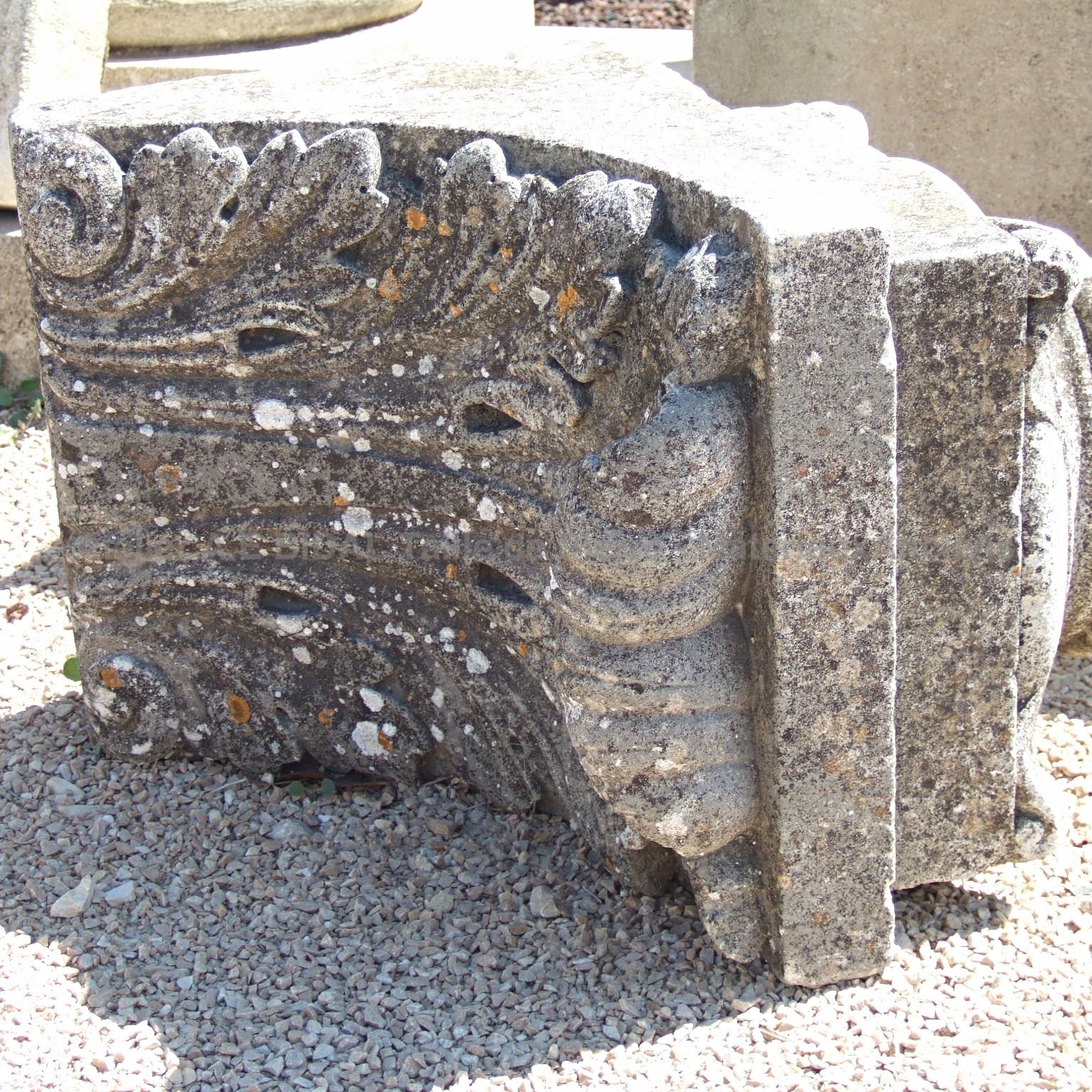 Corniche ancienne avec feuillage sculpté - belle corniche en pierre naturelle taillée à la main.