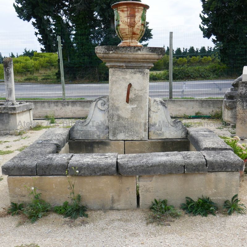 Belle fontaine murale de type fontaine ornementale pour aménagement du jardin | Fontaine en vente en Provence chez Alain Bidal.