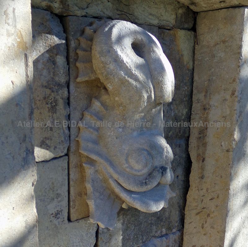 Garden fountain in weathered stone : charming wall fountain of Provence for sale at Alain BIDAL Antique Materials