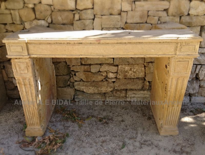 Cheminée ancienne - une cheminée Louis 16 en pierre.