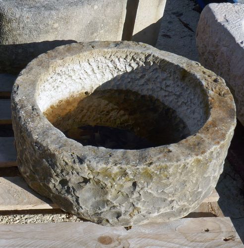 Ancien bac peu profond de forme ronde en pierre par Alain BIDAL Matériaux Anciens en Provence