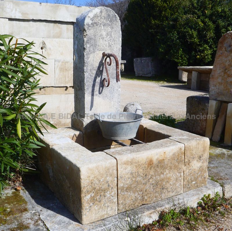 Small rustic garden fountain in old stones : Atelier Alain BIDAL (Provence)