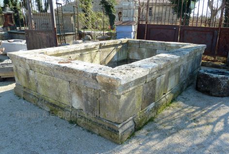 Grand bac rectangulaire: un bassin en pierres anciennes, pour piscine.