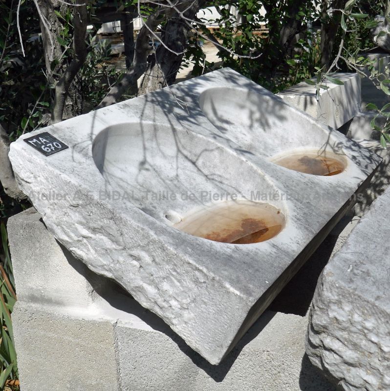 Ancien évier en marbre blanc par Les Matériaux Anciens en Provence Alain BIDAL
