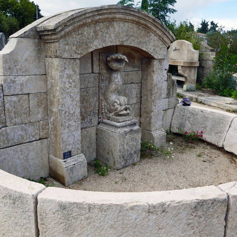 Large Provence wall fountain in old stones | An exceptional fountain for sale at Alain Bidal Matériaux Anciens.