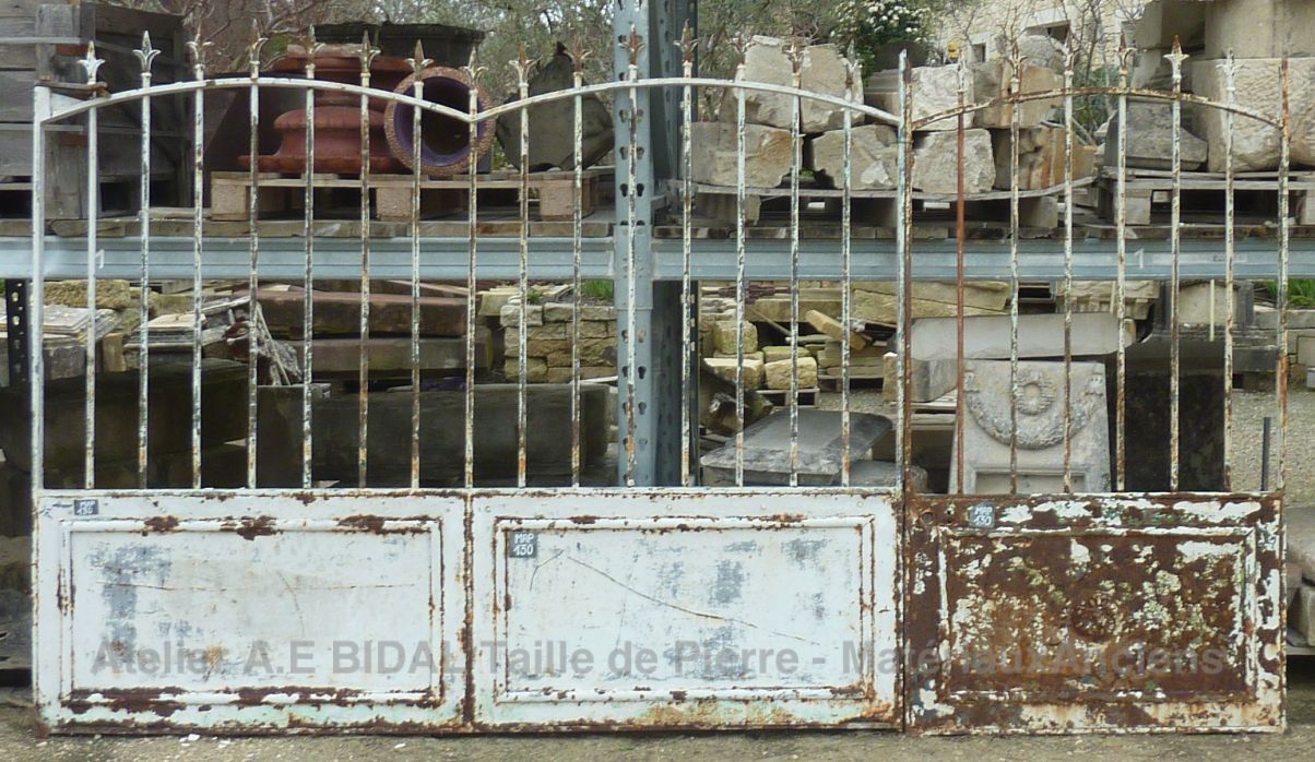 Portail ancien en fer forgé en trompe l'oeil - portail ancien original.