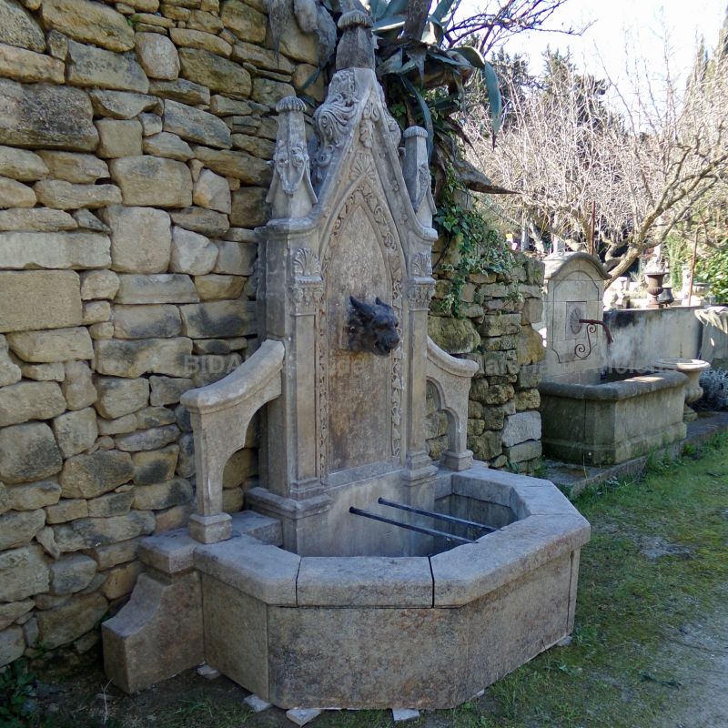 Fontaine gothique en pierre avec tête de bélier - Atelier Alain BIDAL (Provence)