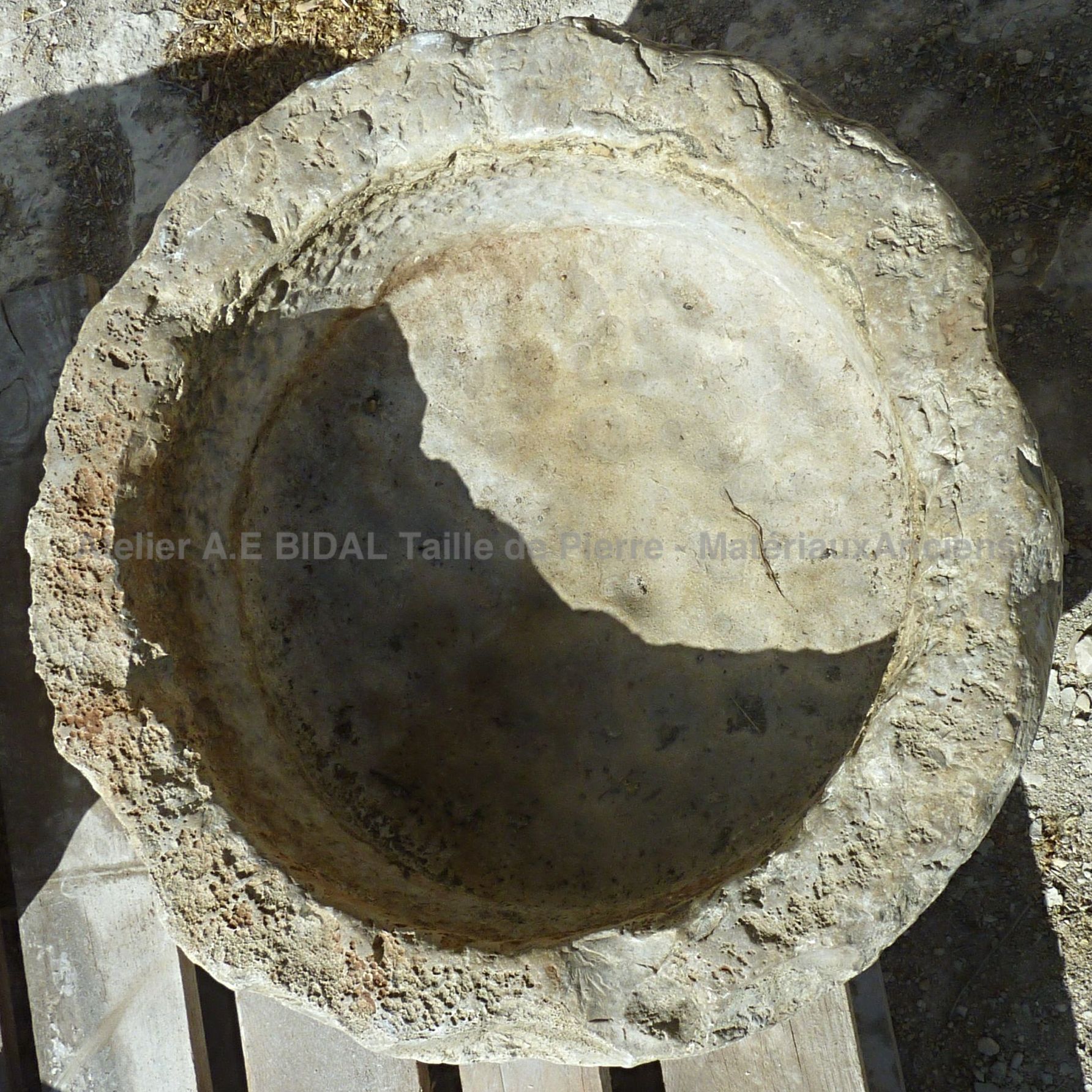Coquet petit bac rond ancien en pierre ** VENDU