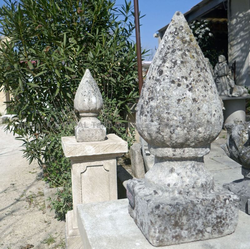 Paire d'ornements monolithes anciens en forme de boutons de fleurs par Atelier Alain BIDAL