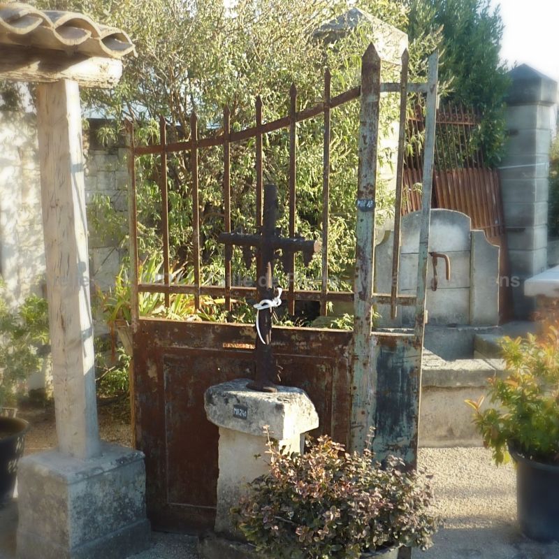 Portail ancien en fer forgé sur lequel la rouille à laissé une jolie patine brune-rouge.