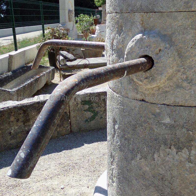 Becs de fontaines anciens en fer forgé et mascaron sculptés en pierre - Atelier Alain BIDAL (Provence)