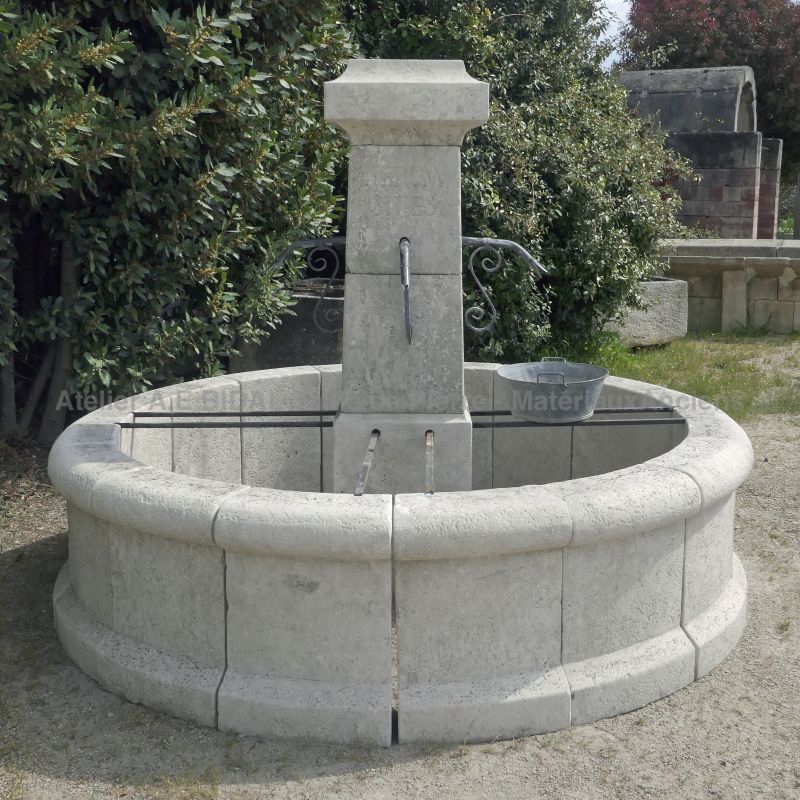 Fontaine rustique en pierres patinées : bassin rond et colonne carrée - Atelier Alain BIDAL (France)