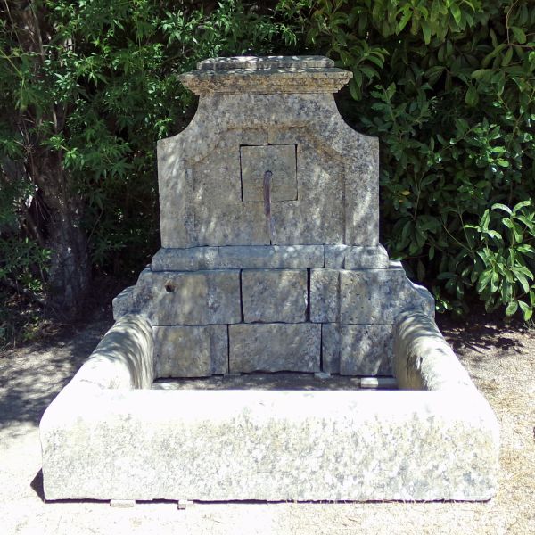 Charmante fontaine murale en vieilles pierres patinées pour jardin : Atelier Alain BIDAL (Provence)