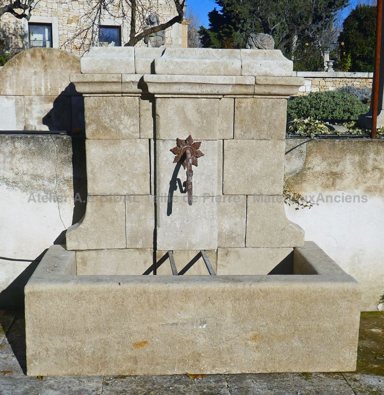 Fontaine de jardin avec bassin bas et fronton travaillé en pierre : Atelier Alain BIDAL, Provence