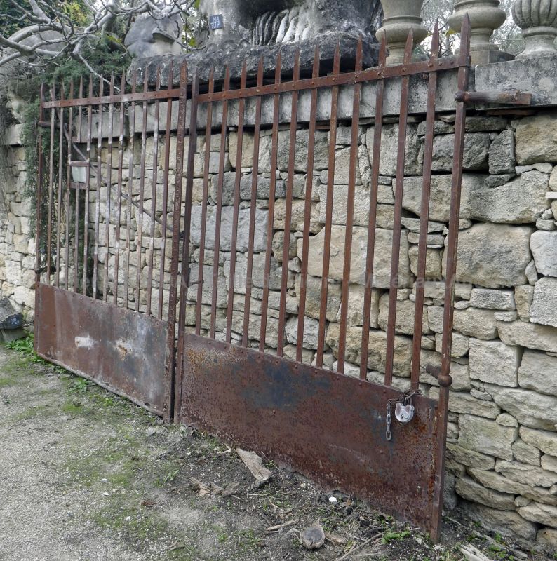 Ancien portail en fer forgé à 2 battants : large portail pour piliers - Atelier Alain BIDAL (Provence)