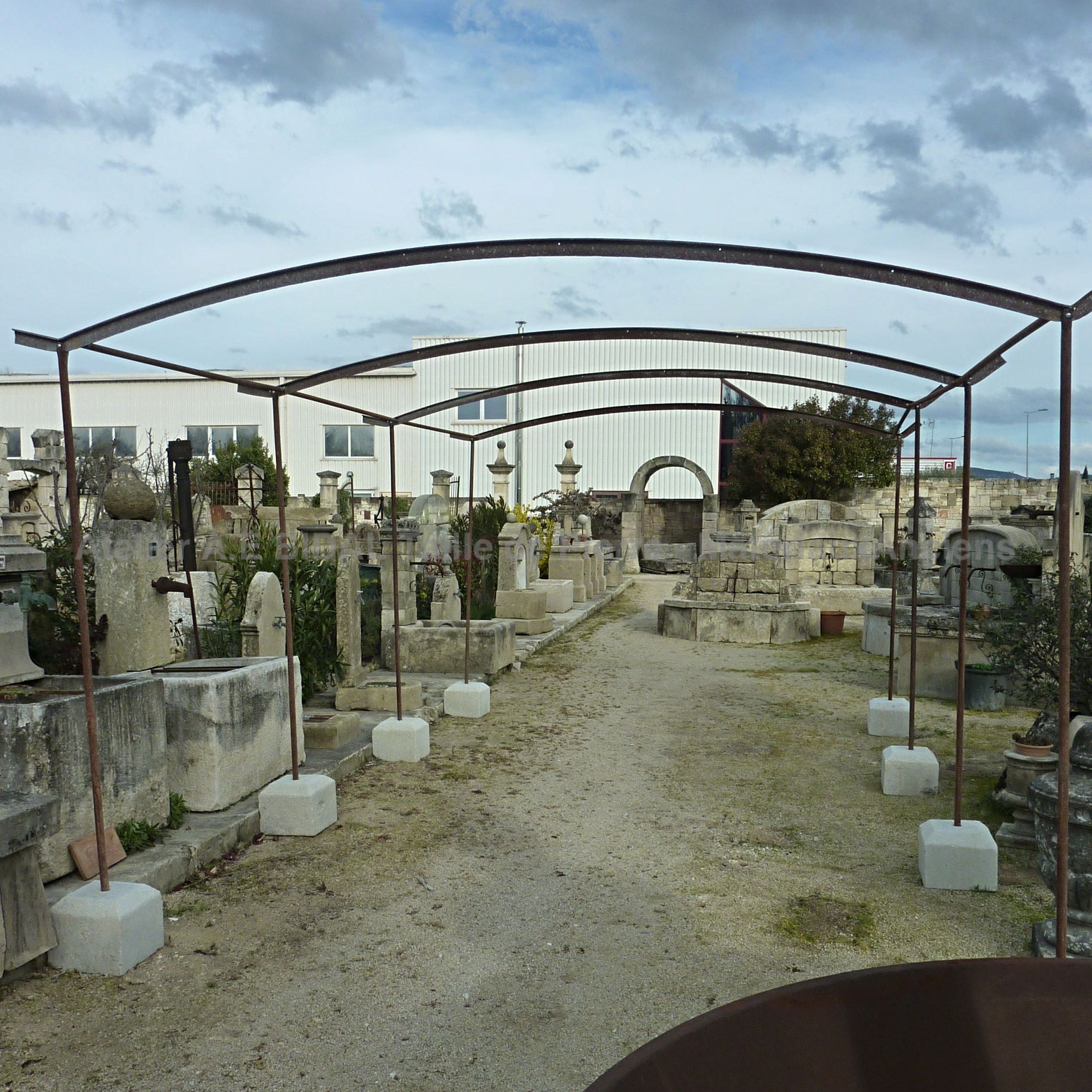 Grande tonnelle ancienne en fer forgé et pierre ** VENDUE