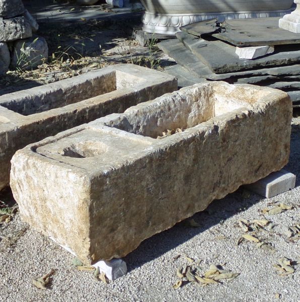 Jardinière rustique en pierre : ancienne auge en pierre en vente chez l'Atelier Alain BIDAL (Provence)