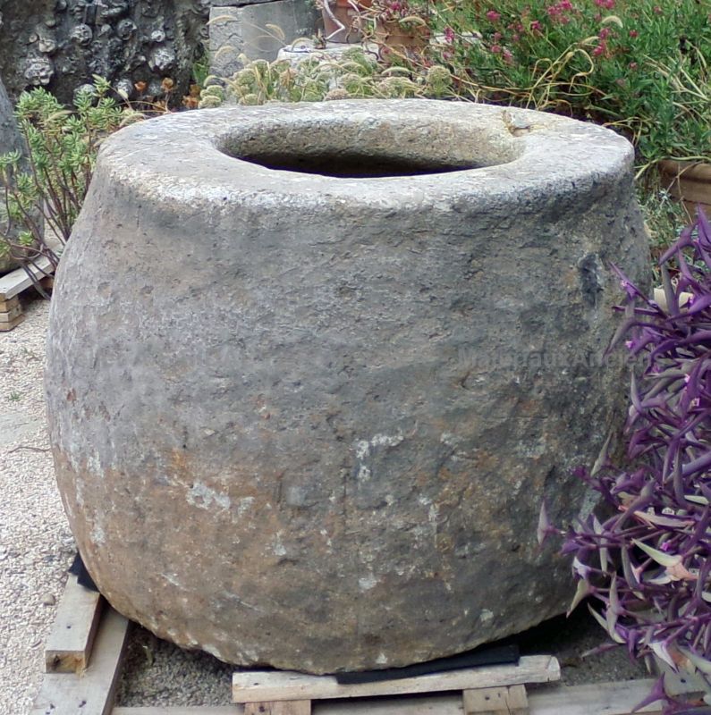 Jardinière rustique en pierre : gros bac massif en pierre patinée par le temps - Atelier Alain BIDAL (Provence)