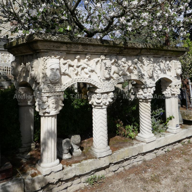 Cheminée ancienne en pierre en modèle unique inspirée par l'Art Roman.