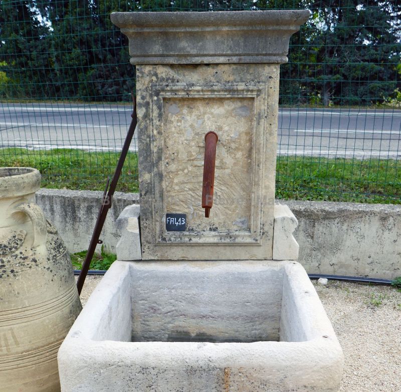 Fronton de notre fontaine de jardin avec bac en pierre naturelle | Fontaine murale aux dimensions modestes.