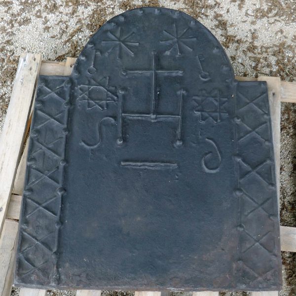 Plaque de cheminée en fonte avec un décor de symboles français anciens