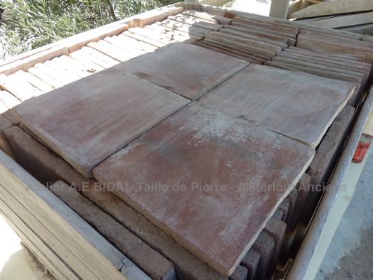 Carrelage terre cuite - carreaux terre cuite de couleur ocre.