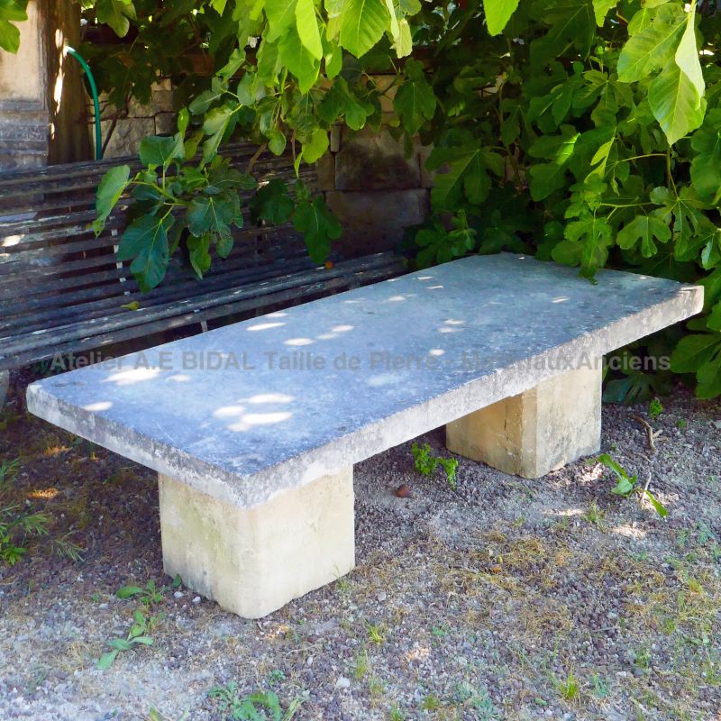 Mobilier de jardin ancien : belle table basse ancienne en pierre massive - Atelier Alain BIDAL (Provence)