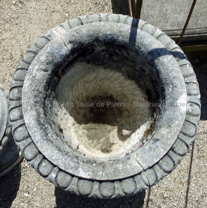 Vases Médicis anciens en pierre : paire décorative pour extérieur - Atelier Alain BIDAL (Provence)