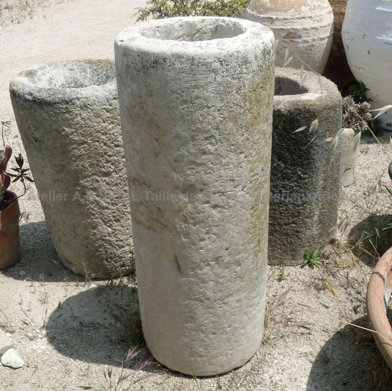 Haut bac à fleurs en pierre patinée : un joli bac rond en pierre par Alain BIDAL Matériaux Anciens en Provence