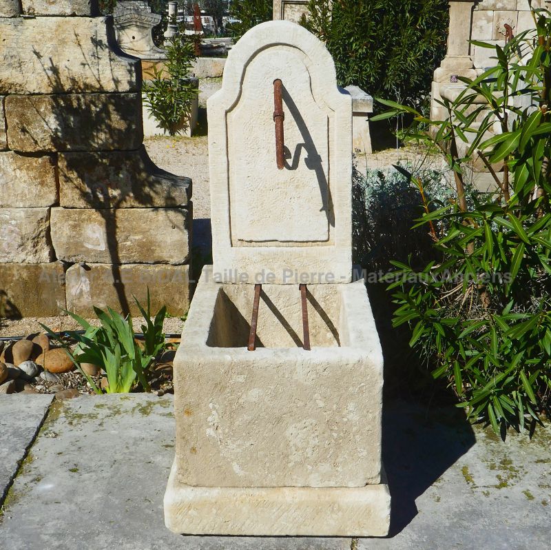 Petite fontaine en pierre peu onéreuse et facile à installer : Atelier Alain BIDAL