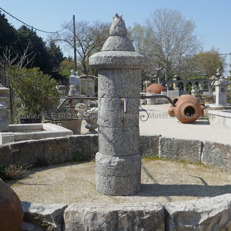 Central pour fontaine en pierre patinée : Atelier Alain BIDAL, taille de pierre et matériaux anciens en Provence