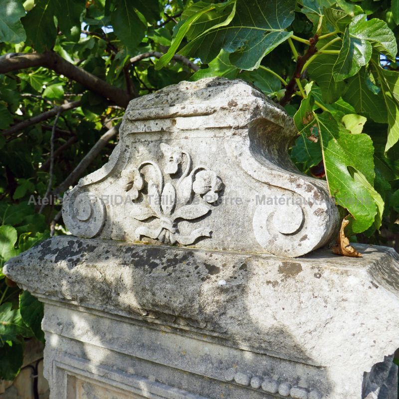 Détail de la corniche sculptée sur notre ancienne fontaine en pierre par Alain BIDAL Matériaux Anciens en Provence.