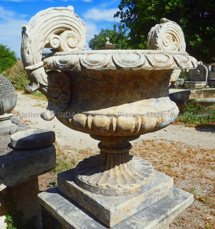 Garden vase and pedestal in weathered composite stone - Pair of Medici vases by Atelier Alain BIDAL (Provence)